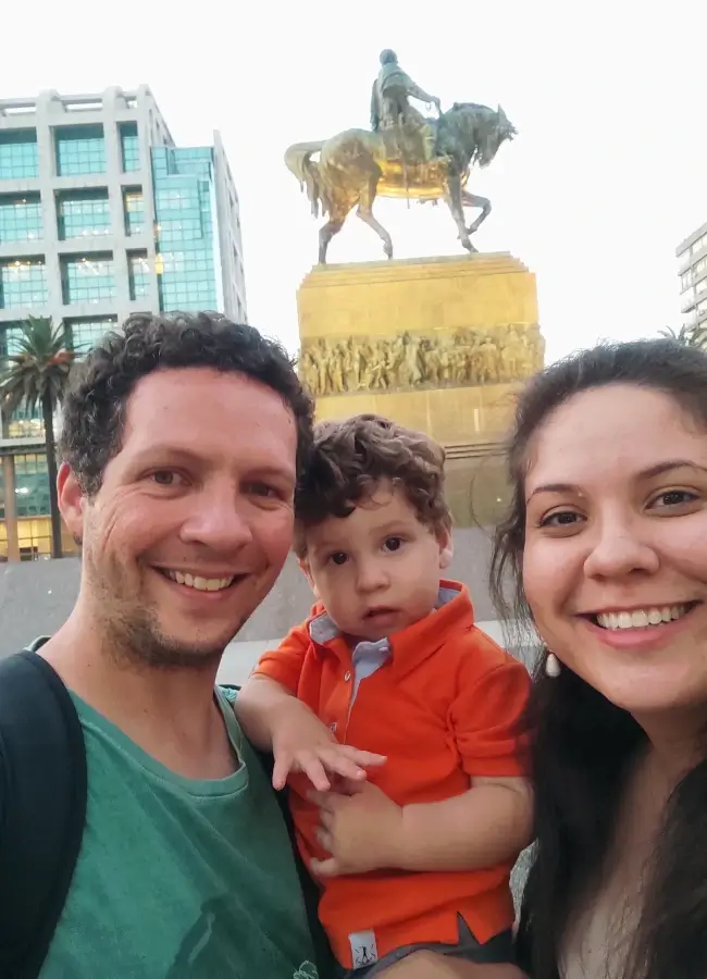 Família na Praça Indepedência Montevidéu Uruguai - Turiste-se