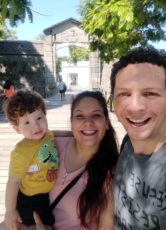 Família no Portal de La Ciudadela Sacramento Uruguai - Turiste-se