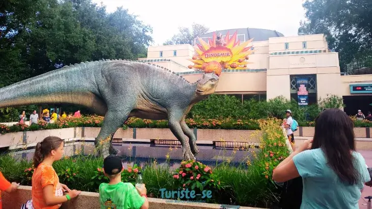 DINOSAUR Animal Kingdom - Turiste-se