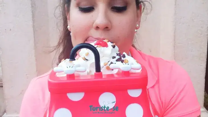 Mariza e seu Mickeys Kitchen Sink Sundae Magic Kingdom Orlando - Turiste-se